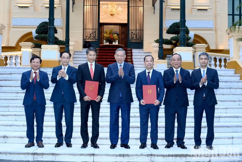 General Secretary of the Communist Party of Viet Nam Central Committee and President To Lam and delegates pose for a photo with the two newly appointed ambassadors (Photo: Dang Khoa)