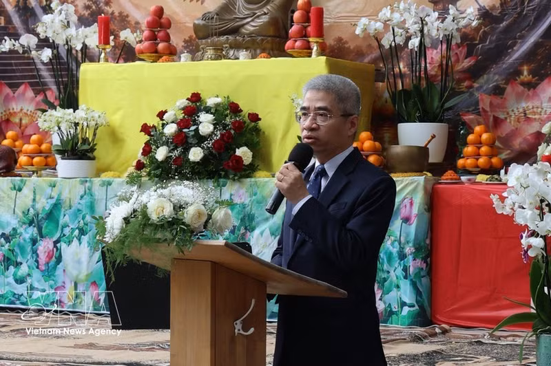Vietnamese Ambassador to Germany Nguyen Dac Thanh speaks at a grand requiem ceremony at Pho Da Pagoda in Berlin on July 26, 2026. (Photo: VNA) 