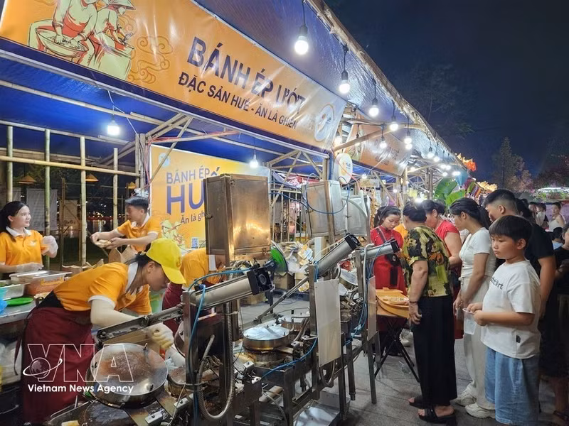 Visitors sample Hue's traditional specialties during the Hue Traditional Cuisine Week 2024. (Photo: VNA) 