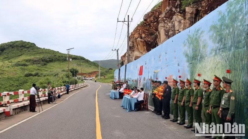 A section of the mural in Con Dao on its inauguration day. (Photo: Le Dinh Thin)