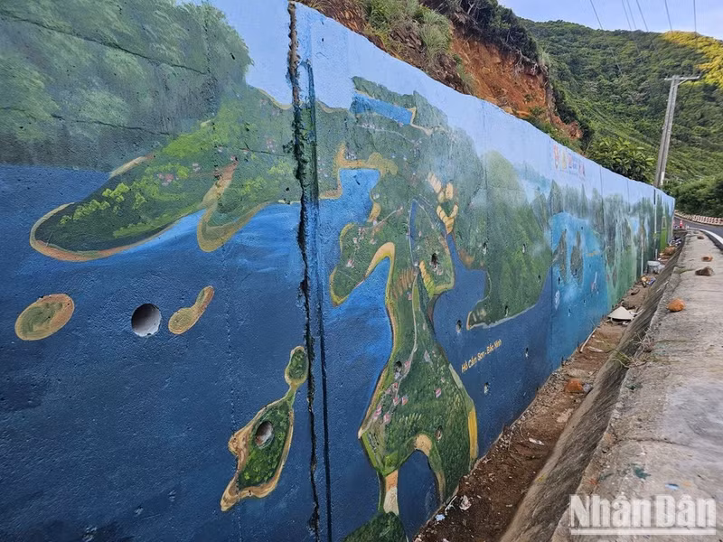 A section of the mural. (Photo: Le Dinh Thin)