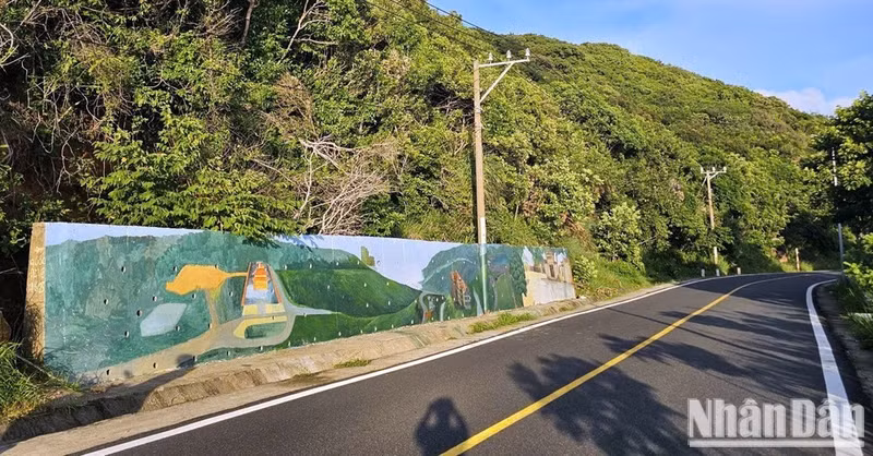 The mural’s setting amid Con Dao’s clear skies and pristine sea make it even more visually striking. (Photo: Le Dinh Thin)