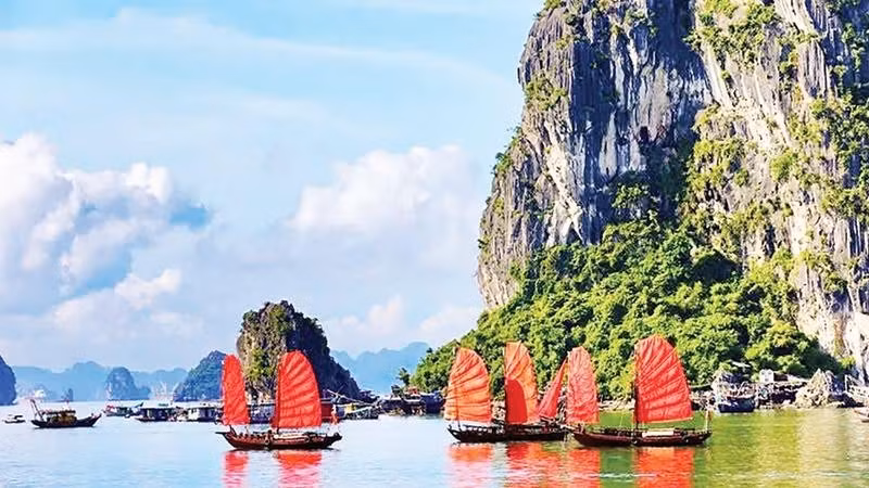 The Ha Long three-sided sailing boat tourism product has offered visitors new experiences.
