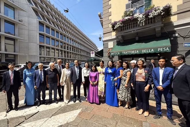 State Vice President Vo Thi Anh Xuan meets with the Vietnamese community and Italian friends. (Photo: VNA)