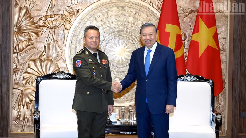 Party General Secretary and President To Lam (R) welcomes General Tea Seiha, member of the Standing Committee of the Cambodian People’s Party (CPP), Deputy Prime Minister and Minister of National Defence, in Ha Noi on October 14. (Photo: Dang Khoa)