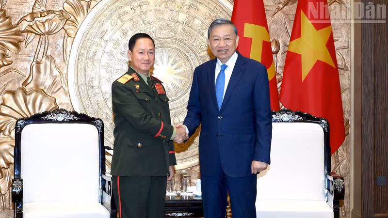 Party General Secretary and President To Lam (R) receives General Khamlieng Outhakaisone, Politburo member, Deputy Prime Minister and Minister of National Defence of Laos, in Ha Noi on October 14. (Photo: Dang Khoa) 