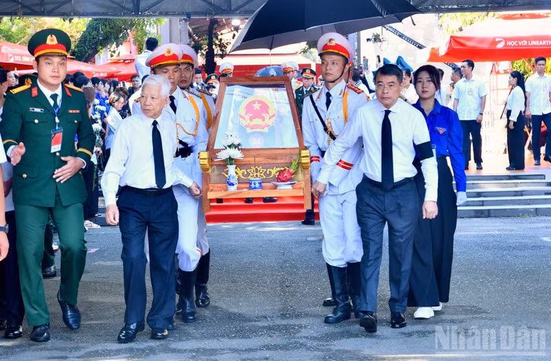 Prime Minister Le Minh Hung attends the ceremony held Ho Chi Minh City on October 14 to commemorate and rebury the remains of 731 fallen soldiers recovered from Le Thi Rieng Park. (Photo: Thanh Giang) 