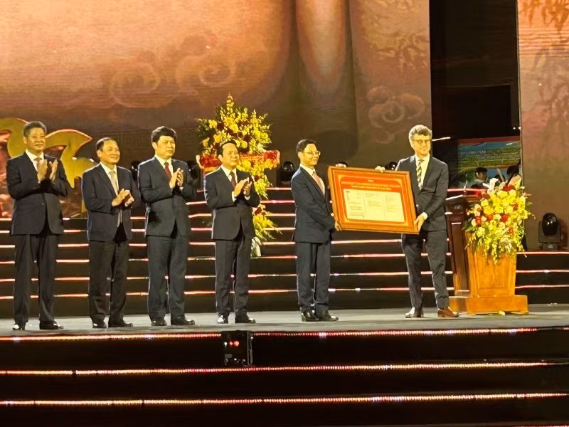 The Head of the UNESCO Office in Viet Nam presented UNESCO’s resolution honouring Le Quy Don to the leaders of Hung Yen Province.