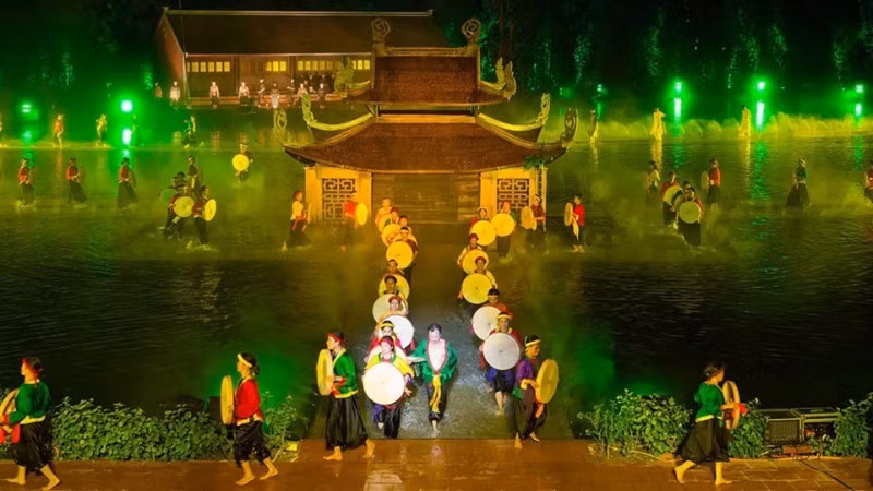 A scene from the real-life theatrical production “The Quintessence of Tonkin”, which vividly recreates traditional northern Vietnamese life and culture with the participation of local residents. (Photo: Tuan Chau-Ha Noi Joint Stock Company)