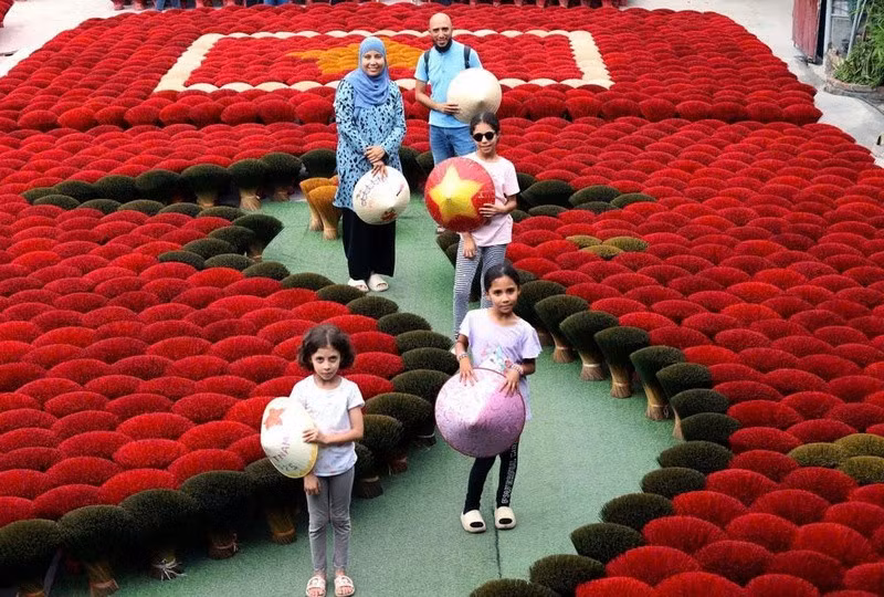 Foreign tourists explore Quang Phu Cau incense village in Ung Thien Commune.