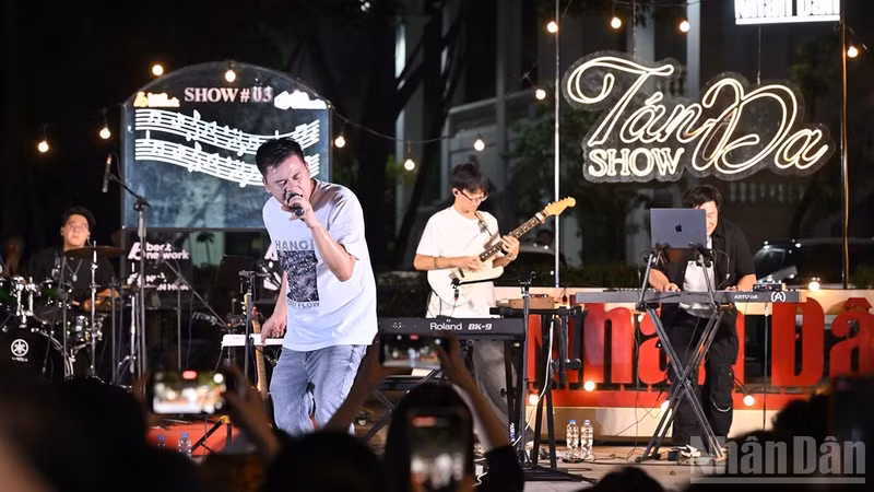 Vinh Khuat energises the crowd with songs of his own composition. (Photo: Thanh Dat)