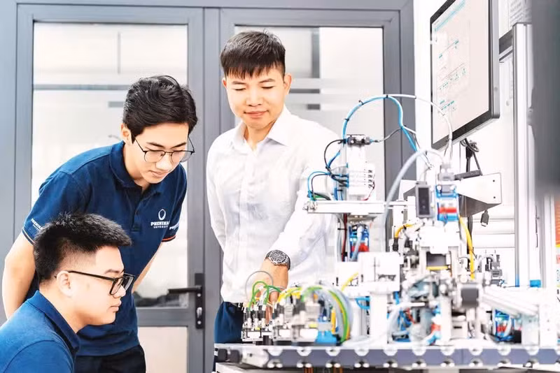 Research and practical training activities at Phenikaa University. (Photo: Vu Thom)