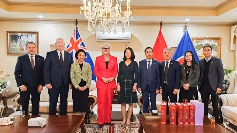 Australian Governor-General Sam Mostyn (fourth from left) in a photo with Vietnamese diplomats. (Photo: Vietnamese Ambassador to Australia)