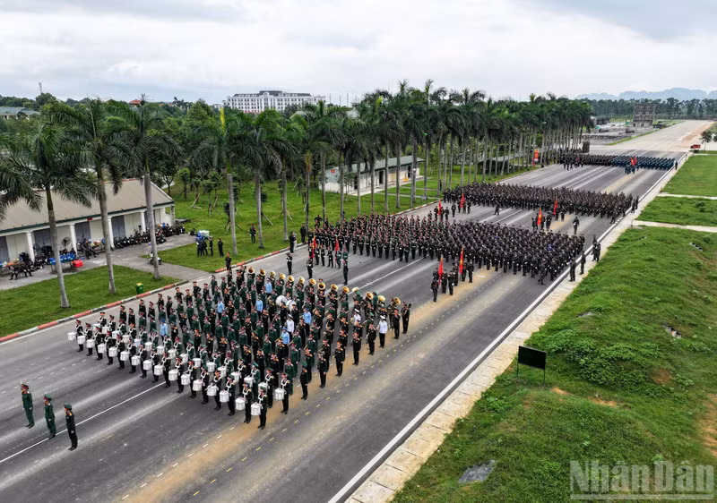 The armed forces are organised into 11 static formations and 27 marching blocks, with a total of 7,413 officers and soldiers.