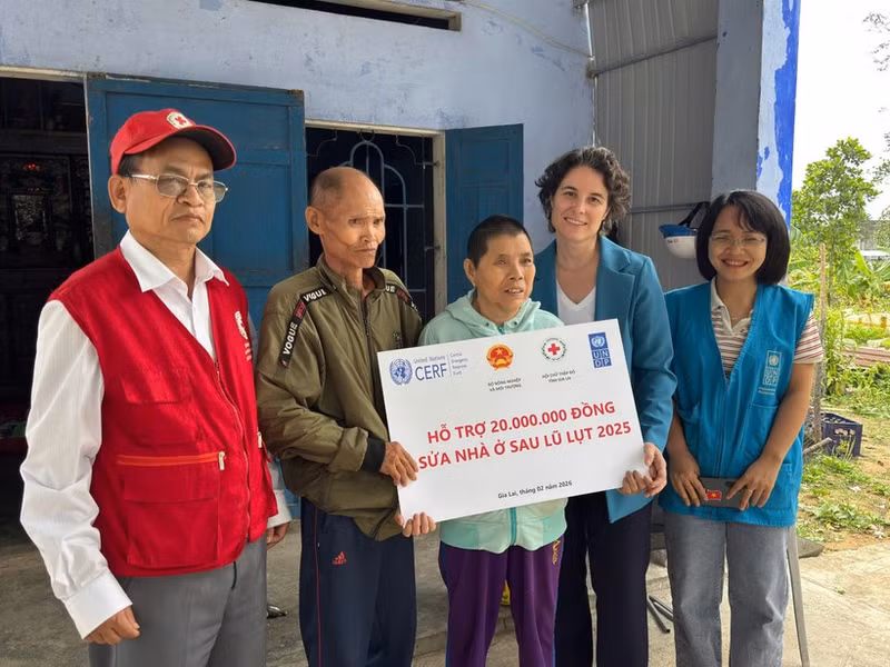 A flood-hit household in Gia Lai Province receives cash assistance from the UNDP.