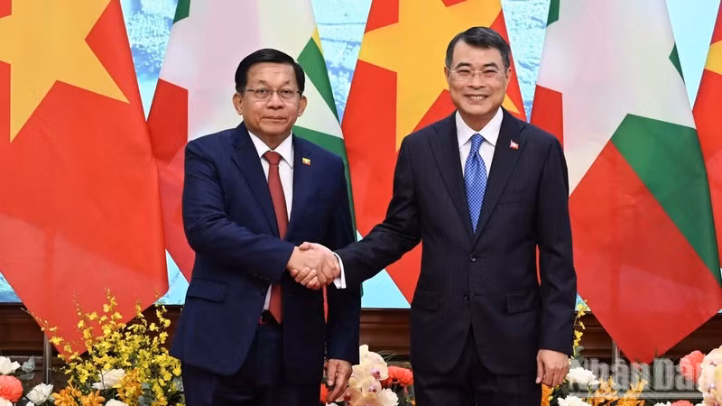Prime Minister Le Minh Hung (right) meets with Myanmar President Min Aung Hlaing in Ha Noi on September 5. (Photo: Tran Hai)