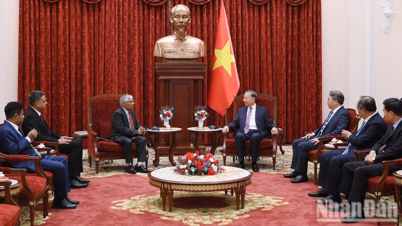 General Secretary of the Communist Party of Viet Nam Central Committee and President To Lam (right) receives outgoing Bangladeshi Ambassador Mohammad Lutfor Rahman on September 5. (Photo: Dang Khoa)