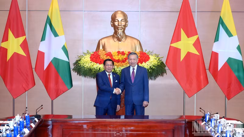 General Secretary and President To Lam and Myanmar President Min Aung Hlaing at the talks.