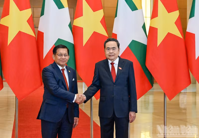 President of the Vietnamese National Assembly Tran Thanh Man (R) meets with Myanmar President Min Aung Hlaing in Ha Noi on September 5. (Photo: Duy Linh)