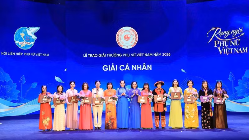 Outstanding women receive the 2026 Vietnamese Women’s Awards at the ceremony in Ha Noi.