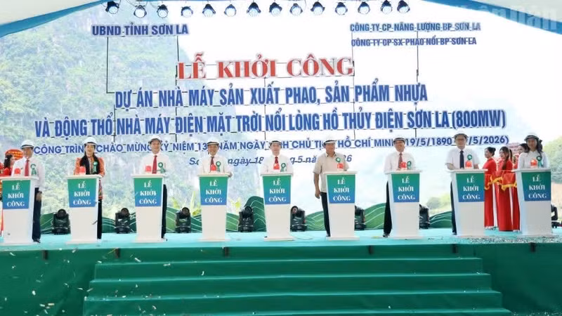 The groundbreaking ceremony for the two projects in Son La Province.