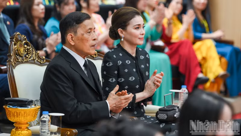 Thai King Maha Vajiralongkorn Phra Vajiraklaochaoyuhua and Queen Suthida Bajrasudhabimalalakshana during a meeting with the lecturers and students of Ha Noi University on September 16. (Photo: The Dai)