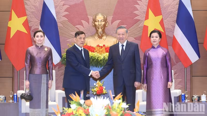 General Secretary of the Communist Party of Viet Nam Central Committee and President To Lam shakes hands with Thai King Maha Vajiralongkorn Phra Vajiraklaochaoyuhua on September 15, 2026.