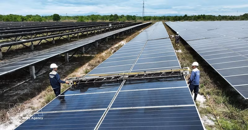 Workers clean the solar panels at Gio Thanh Solar Power Plant in Quang Tri province. (Photo: VNA)