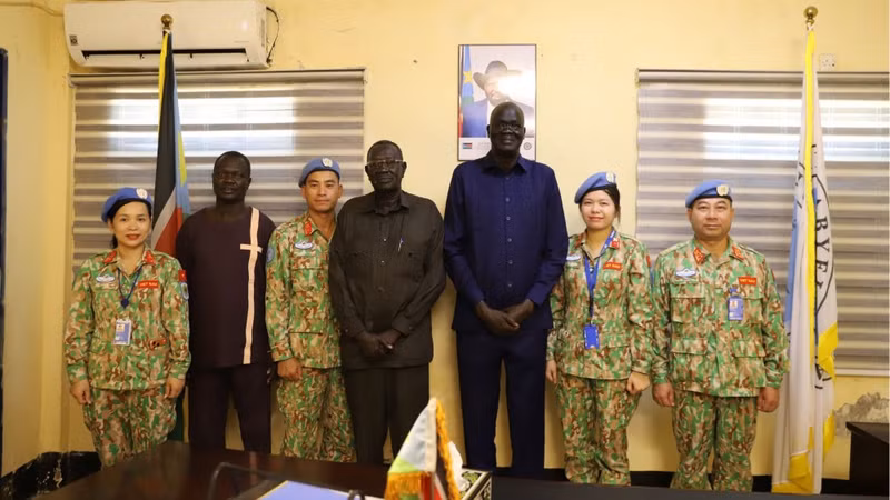 A delegation from Engineering Unit Rotation 5 poses for a group photo with officials of the Abyei Area. (Photo: Tien Dat)