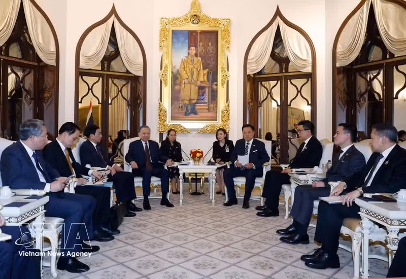 General Secretary of the Communist Party of Viet Nam Central Committee and State President To Lam holds private talks with Thai Prime Minister Anutin Charnvirakul. (Photo: VNA)