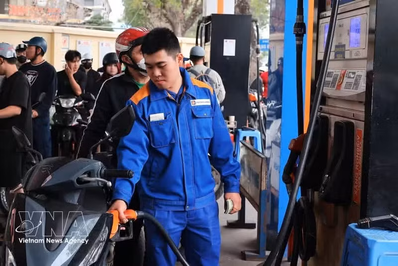 Customers buy petrol at a Petrolimex station in Ha Noi (Photo: VNA)