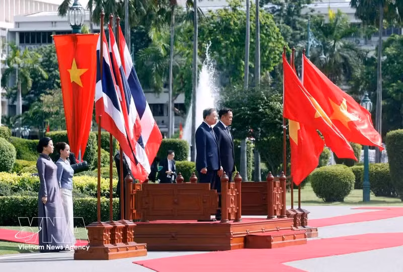 Thai Prime Minister Anutin Charnvirakul and his spouse preside over the welcome ceremony for General Secretary of the Communist Party of Viet Nam Central Committee and President of Viet Nam To Lam, his spouse and a high-ranking Vietnamese delegation in Bangkok on May 28 (Photo: VNA)