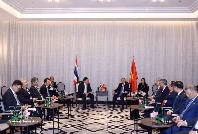 General Secretary of the Communist Party of Viet Nam (CPV) Central Committee and State President To Lam (R) receives Thammasak Sethaudom, President and Chief Executive Officer of Siam Cement Group (Photo: VNA)