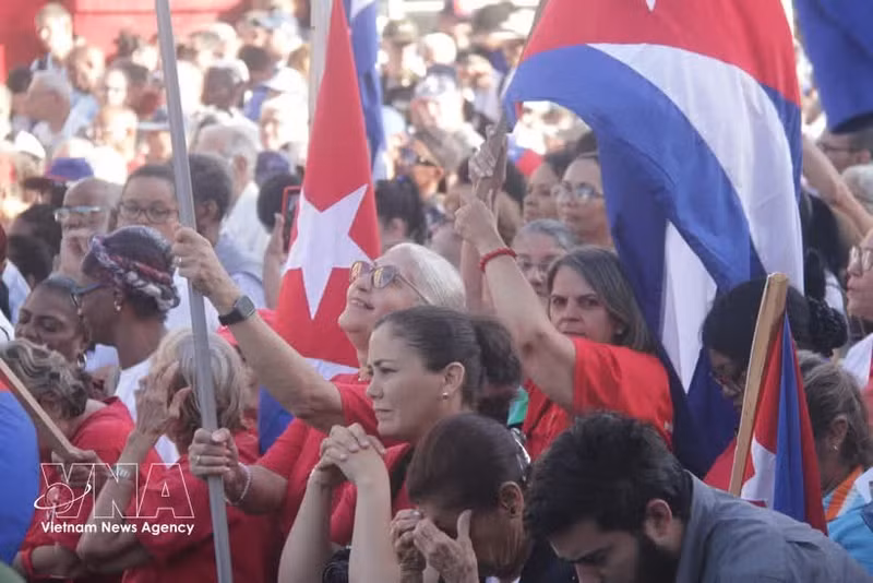 Cuban people join a rally in Havana on the morning of April 16, 2026 to show their steadfastness and confidence in the path toward socialism. (Photo: VNA)