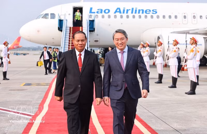 Nguyen Hai Ninh (right) member of the Party Central Committee and Chief of the Party Central Committee Office, welcomes Vilay Lakhamphong, Politburo member and Standing Member of the Secretariat of the Lao People’s Revolutionary Party (LPRP) Central Committee, at Noi Bai International Airport in Ha Noi (Photo: VNA) 