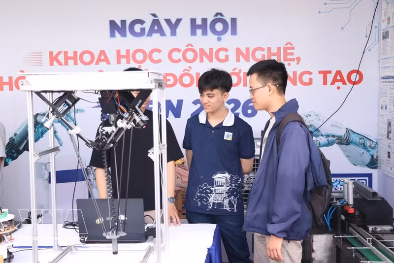 Students from the University of Science and Technology under the University of Da Nang showcase their technology products at the 2026 Technology, Entrepreneurship, and Innovation Festival. (Photo: VNA)