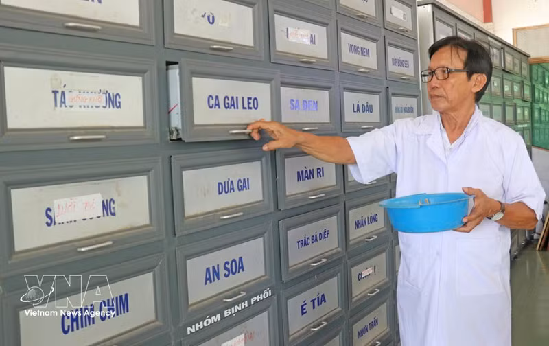 Herbs are stored for treatment at Cho Vam Charity Traditional Medicine Clinic in An Giang province. (Photo: VNA) 