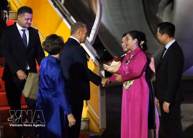Vice Chairwoman of the Da Nang People’s Committee Nguyen Thi Anh Thi greets Polish Prime Minister Donald Tusk at Da Nang International Airport. (Photo: VNA) 