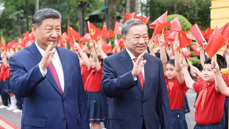 General Secretary To Lam hosts the welcoming ceremony for Chinese General Secretary and President Xi Jinping during the latter's state visit to Viet Nam in April 2025. (Photo: VNA)