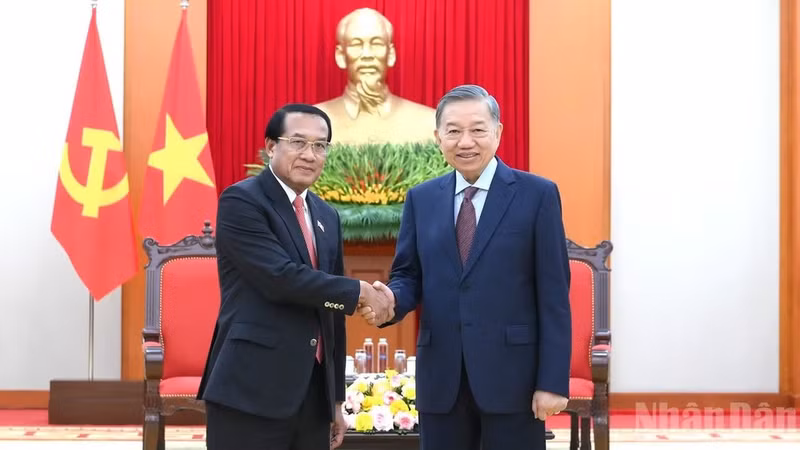 General Secretary of the Communist Party of Viet Nam Central Committee and President To Lam (right) receives Vanhxay Phongsavanh, Politburo member, Secretary of the Lao People's Revolutionary Party (LPRP) Central Committee, Chairman of the committee’s Inspection Commission, President of the Lao State Inspection Authority, and Head of the Central Anti-Corruption Commission of Laos. (Photo: Dang Khoa)