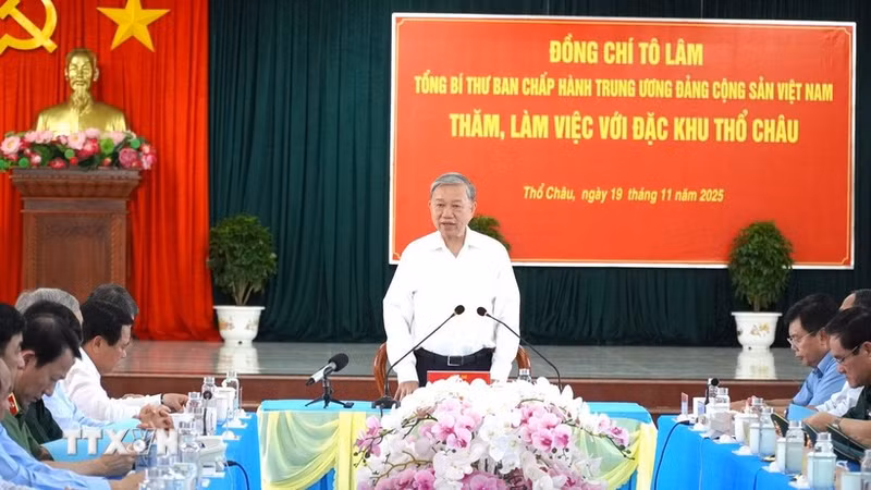 Party General Secretary To Lam speaks at the working session. (Photo: VNA)