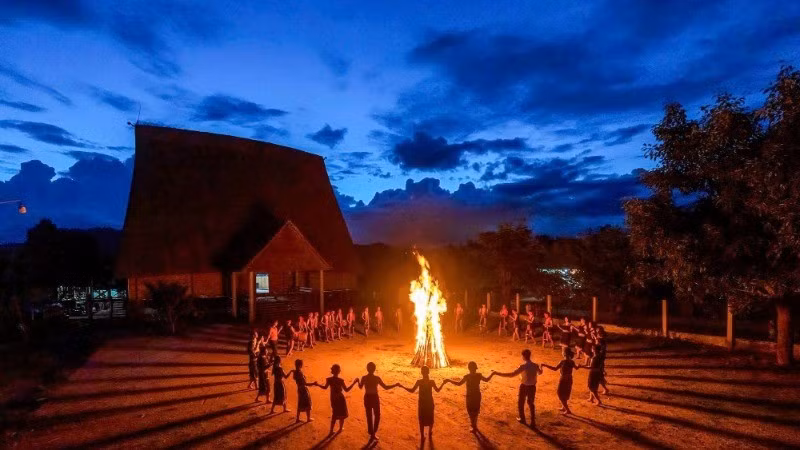 Gong and dance performance by firelight – iconic features of Central Highlands ethnic festivals. (Photo: Quang Dung)