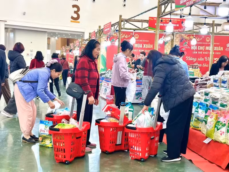 Consumers buy agricultural goods at a spring trade fair. (Photo: Kim Dung)