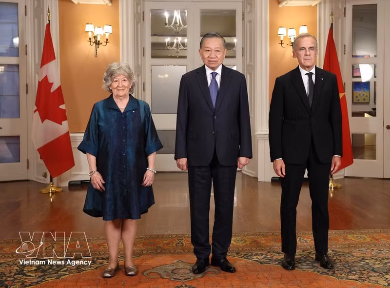 General Secretary of the Communist Party of Viet Nam Central Committee and President To Lam (centre), Governor General of Canada Louise Arbour (left), and Prime Minister of Canada Mark Carney pose for a commemorative photo. (Photo: VNA) 