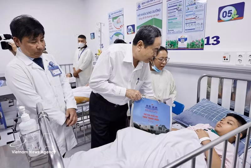 National Assembly President Tran Thanh Man presents gifts to a child patient at Children's Hospital 1 in Ho Chi Minh City. (Photo: VNA)