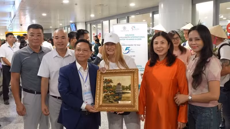 Ha Noi's tourism officials welcome the five millionth international visitor of 2026 at Noi Bai International Airport on the afternoon of July 7, 2026.