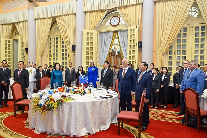 State President Luong Cuong, his spouse, together with Australian Governor-General Sam Mostyn and her spouse and delegates take part in a flag-saluting ceremony at the banquet. (Photo: Thuy Nguyen)