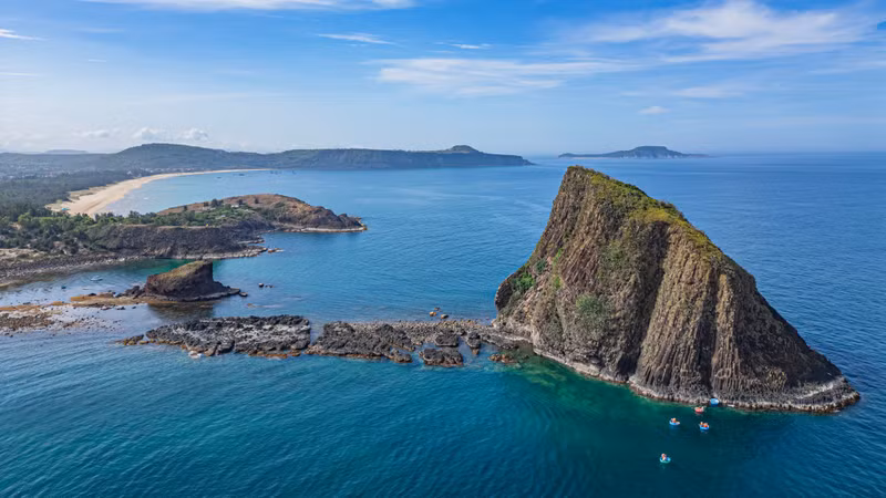 The name “Hon Yen” recalls a time when this pristine area served as a nesting ground for countless swiftlets.