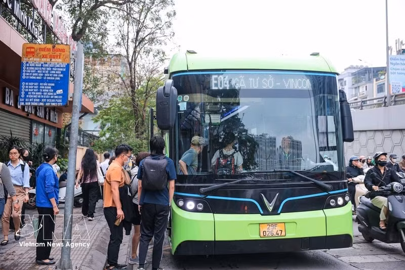 Passengers board an electric bus on Minh Khai street in Ha Noi. (Photo: VNA) 