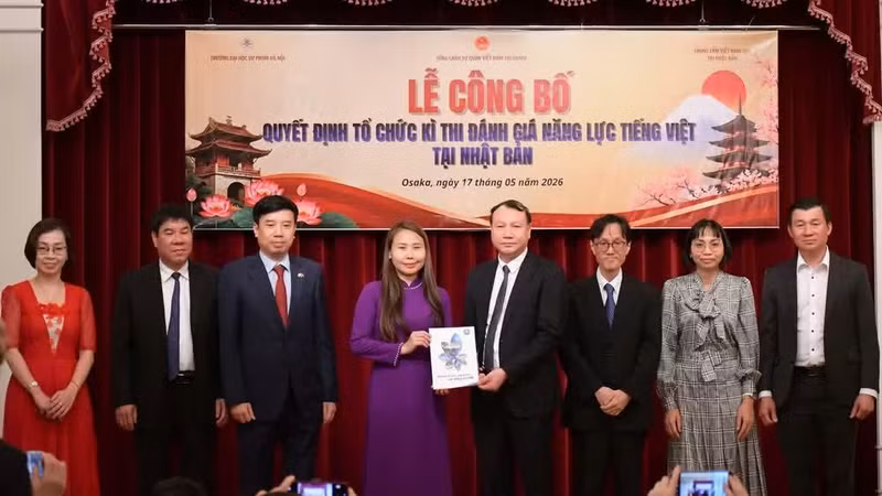 Assoc. Prof. Dr. Nguyen Duc Son presents the decision establishing the Vietnamese Language Proficiency Test Council in Japan to a representative of the Viet Nam Studies Centre in Japan. 